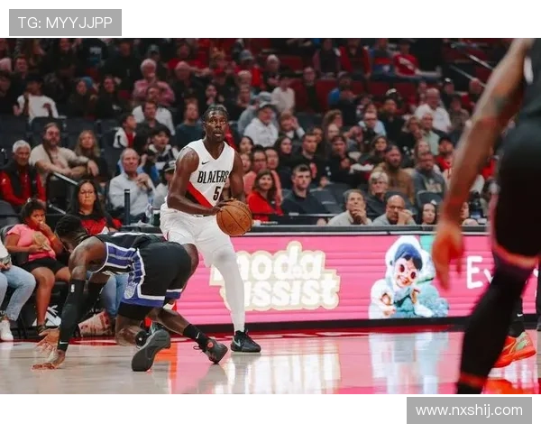 霍勒迪突破吸引防守巧妙分球 穆雷空位三分稳定命中